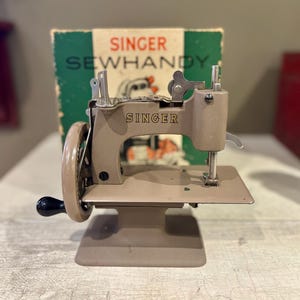 Máquina de coser Singer Sewhandy No.20 con caja original, pinza, manual y agujas