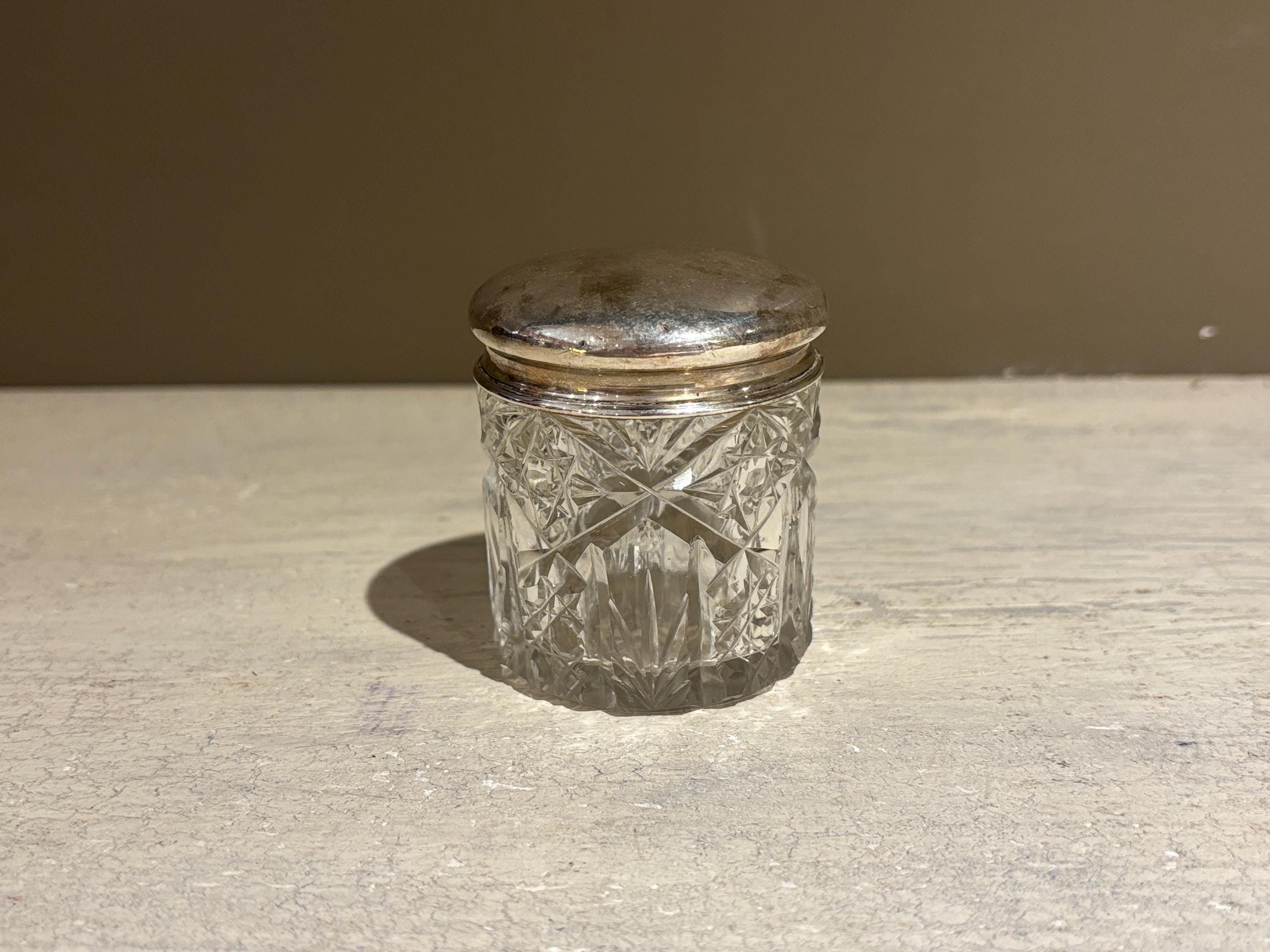 Tarro de tocador vintage pequeño de cristal tallado con tapa de plata de ley