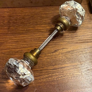 Coppia di pomelli per porte in vetro sfaccettato con parte superiore appuntita, inizio XX secolo