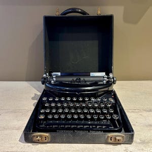 Máquina de escribir portátil Underwood Noiseless de la década de 1930 con estuche