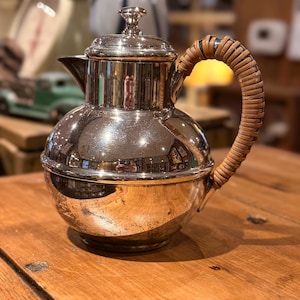 Teiera vintage Art Déco placcata in argento Primrose, piccola brocca con coperchio e manico in vimini.