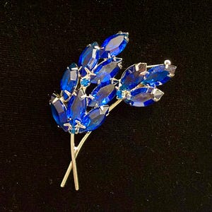 Vintage DeLizza & Elster Juliana diepblauwe strass-bladbroche
