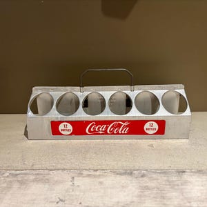 Portabotellas de aluminio de Coca-Cola de la década de 1950 para 12 botellas
