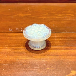 Antieke opalen geperste glazen ladeknop met bloemdessin