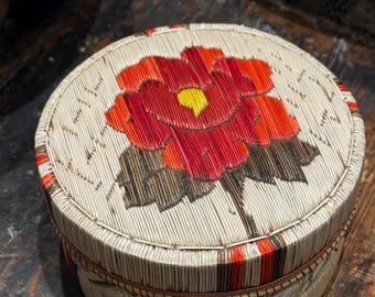 Scatola vintage in corteccia di betulla con decorazioni floreali rosse e aculei di porcospino, realizzata da artigiani locali.