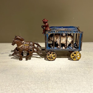 Vintage Hubley Royal Zirkuswagen mit zwei Pferden, Fahrer und Bär