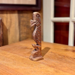 Totem d&#39;epoca intagliato a mano da George Wilson dalla costa occidentale della Columbia Britannica