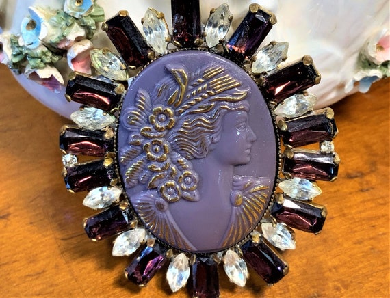 Vintage Cameo Brooch, Purple Vintage Cameo Pin, Rh