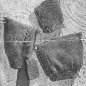 Może przedstawiać: Trzy szare czapki dziane z podwiniętym brzegiem. Czapki są wykonane z miękkiej, fakturowanej przędzy.