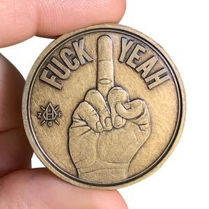 Moneda de toma de decisiones: Moneda de bronce del desafío del dedo medio "Fuck Yeah/No"