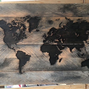 Carte du monde récupérée sculptée dans le bois 28x46in