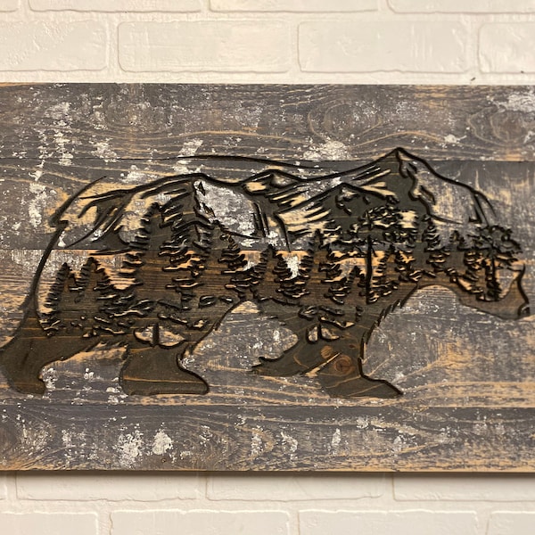 Bär mit Bergen und Bäumen aus Holz geschnitzt