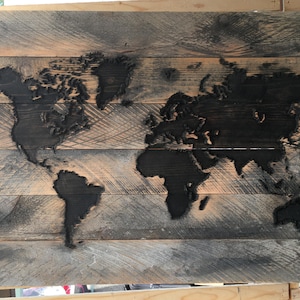 Carte du monde sculptée de récupération - 19 x 34 pouces