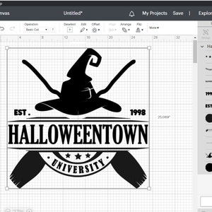 K&ouml;nnte beinhalten: Schwarzwei&szlig;es Grafikdesign eines Hexenhutes mit gekreuzten Besen. Der Text "Halloweentown University" befindet sich unter dem Hut mit den Daten "EST. 1998" auf beiden Seiten.