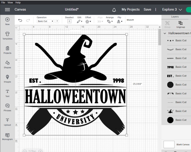 K&ouml;nnte beinhalten: Schwarzwei&szlig;es Grafikdesign eines Hexenhutes mit gekreuzten Besen. Der Text "Halloweentown University" befindet sich unter dem Hut mit den Daten "EST. 1998" auf beiden Seiten.