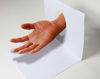 Tarjeta de felicitación con ilusión 3D anamórfica de mano flotante