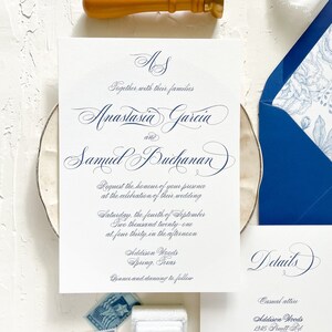 Puede incluir: Invitaci&oacute;n de boda con caligraf&iacute;a azul y blanca en una tarjeta blanca. La invitaci&oacute;n dice "As Junto con sus familias Anastasia Garcia y Samuel Buchanan Solicitan el honor de su presencia en la celebraci&oacute;n de su boda S&aacute;bado, cuatro de septiembre Dos mil veintiuno a las cuatro y media de la tarde Addison Woods Spring, Texas Cena y baile a continuaci&oacute;n".