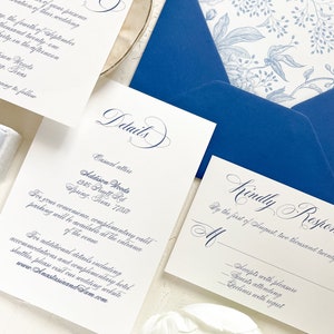 Puede incluir: Invitaci&oacute;n de boda con dise&ntilde;o floral azul y blanco. La invitaci&oacute;n incluye detalles sobre la ceremonia de boda, la recepci&oacute;n y la informaci&oacute;n de RSVP. El texto de la invitaci&oacute;n dice "Kindly Respond by the first of August, two thousand twenty-one."