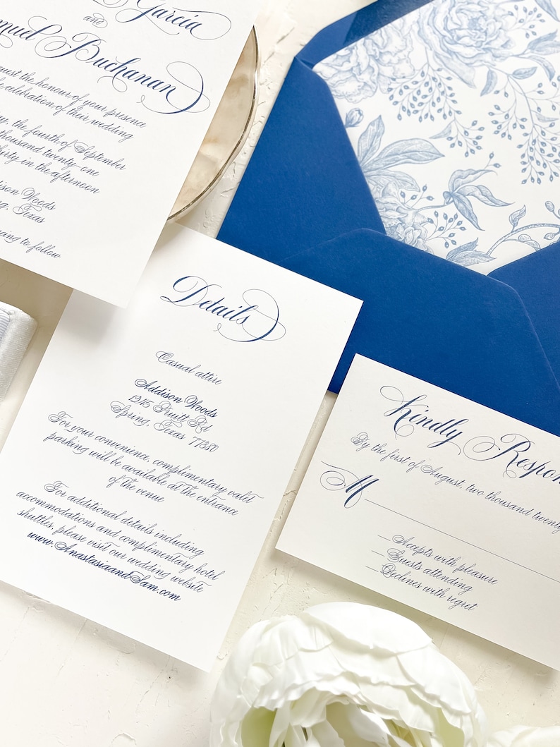 Puede incluir: Invitaci&oacute;n de boda con dise&ntilde;o floral azul y blanco. La invitaci&oacute;n incluye detalles sobre la ceremonia de boda, la recepci&oacute;n y la informaci&oacute;n de RSVP. El texto de la invitaci&oacute;n dice "Kindly Respond by the first of August, two thousand twenty-one."