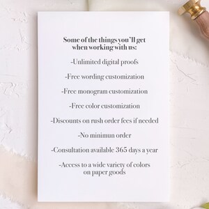 Puede incluir: Una tarjeta blanca con texto negro que enumera los beneficios de trabajar con una empresa. El texto dice: "Some of the things you'll get when working with us: -Unlimited digital proofs -Free wording customization -Free monogram customization -Free color customization -Discounts on rush order fees if needed -No minimum order -Consultation available 365 days a year -Access to a wide variety of colors on paper goods"