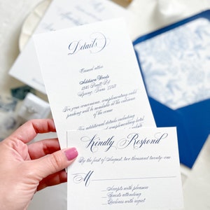 Puede incluir: Una tarjeta RSVP blanca con caligraf&iacute;a azul que dice "Kindly Respond" y "By the first of August, two thousand twenty-one". La tarjeta tiene tres l&iacute;neas para que los invitados indiquen su respuesta: "Accepts with pleasure", "Guests attending" y "Declines with regret".