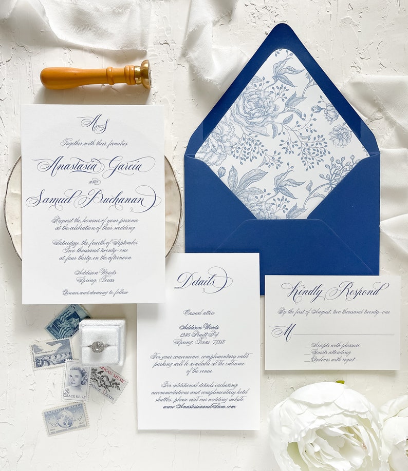 Puede incluir: Un conjunto de invitaciones de boda con un sobre azul y un forro floral blanco. La tarjeta de invitaci&oacute;n presenta un dise&ntilde;o floral azul marino y blanco con el texto "As Together with their families Anastasia Garcin and Samuel Buchanan Request the honor of your presence at the celebration of their wedding Saturday, the fourth of September Two thousand twenty-one at four thirty in the afternoon Addison Woods Spring Texas Dinner and dancing to follow". La tarjeta de detalles presenta el texto "Details Casual attire Addison Woods 45 Swift Rd Spring Texas 77318 For your convenience, complimentary valet parking will be available at the entrance of the venue For additional details including accommodations and complimentary hotel shuttles, please visit our wedding website www.AnastasiaandSam.com". La tarjeta RSVP presenta el texto "Kindly Respond By the first of August, two thousand twenty-one M Accept with pleasure Guests attending Decline with regret".