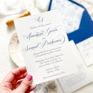 Puede incluir: Una invitaci&oacute;n de boda blanca con caligraf&iacute;a azul que anuncia la boda de Anastasia Garcia y Samuel Buchanan el s&aacute;bado 4 de septiembre de 2021 a las 4:30 PM en Addison Woods en Spring, Texas. Cena y baile a continuaci&oacute;n.