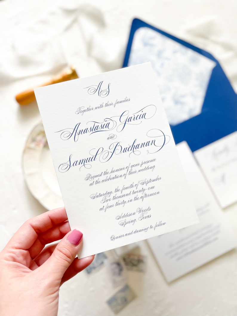 Puede incluir: Una invitaci&oacute;n de boda blanca con caligraf&iacute;a azul que anuncia la boda de Anastasia Garcia y Samuel Buchanan el s&aacute;bado 4 de septiembre de 2021 a las 4:30 PM en Addison Woods en Spring, Texas. Cena y baile a continuaci&oacute;n.