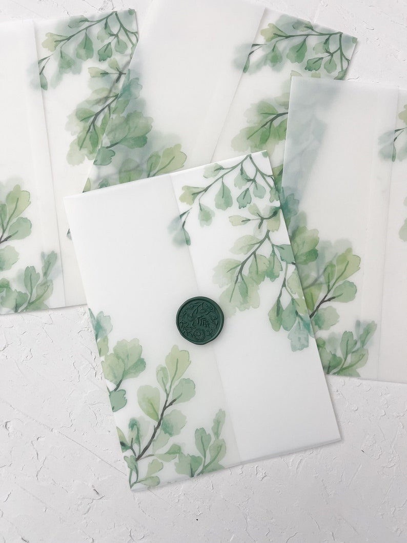 Puede incluir: Conjunto de cinco sobres blancos con un dise&ntilde;o de helecho verde en acuarela. Los sobres tienen un sello de cera verde.