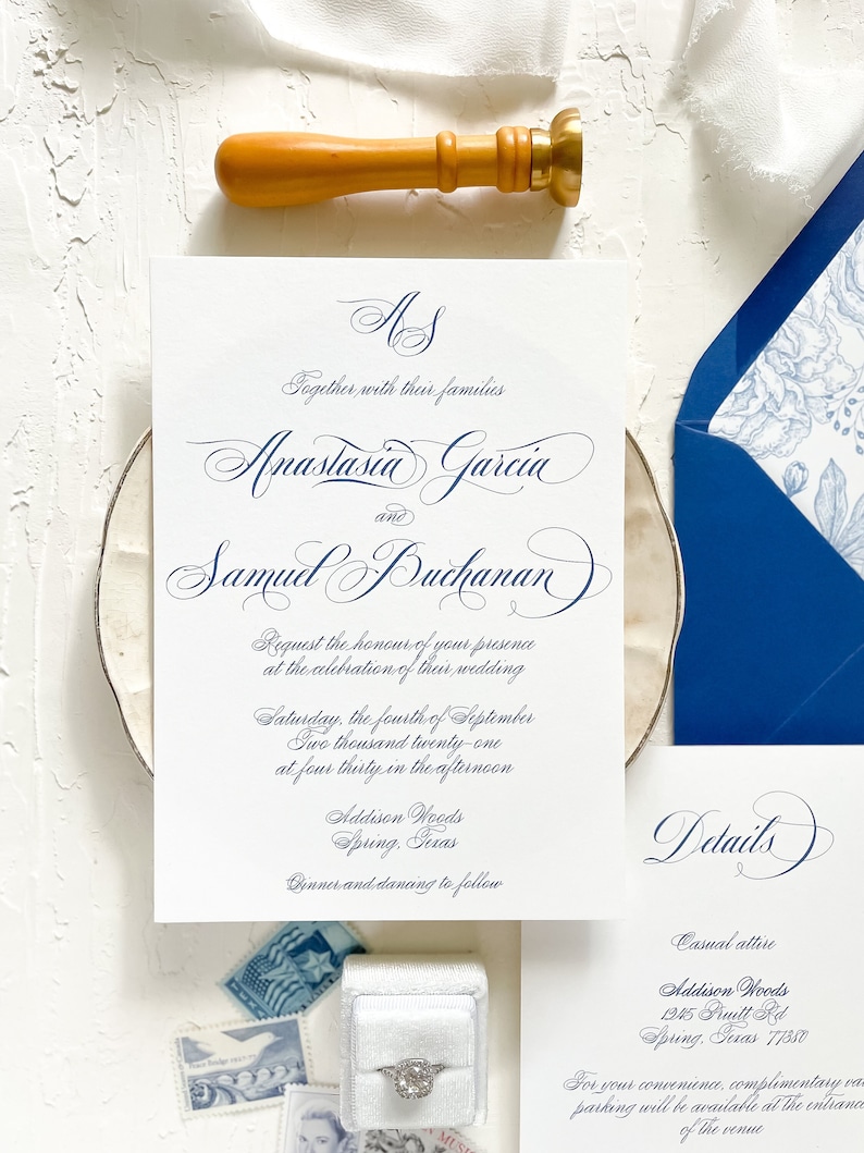 Puede incluir: Invitaci&oacute;n de boda con caligraf&iacute;a azul y blanca en una tarjeta blanca. La invitaci&oacute;n dice "As Junto con sus familias Anastasia Garcia y Samuel Buchanan Solicitan el honor de su presencia en la celebraci&oacute;n de su boda S&aacute;bado, cuatro de septiembre Dos mil veintiuno a las cuatro y media de la tarde Addison Woods Spring, Texas Cena y baile a continuaci&oacute;n".