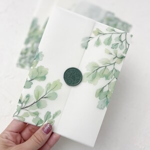 Puede incluir: Sobre blanco con un sello de cera verde y un dise&ntilde;o de acuarela de hojas verdes.