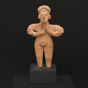 Antiga figura feminina em pé, feita de cerâmica pré-colombiana de Colima, ídolo de corpo inteiro, datada de 100 a.C. a 250 d.C., México Ocidental, arte mesoamericana.