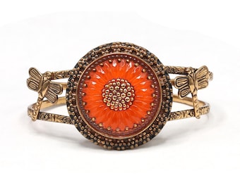 Pulseira Amy Khan Russell em bronze com libélulas e margaridas, joia escultural vintage, acessório retrô da moda dos anos 90.