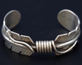 Navajo Mike Thomas-sieraden, armband gemaakt van sterlingzilver, valkenveren, Southwestern Americana modeaccessoires