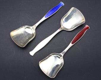 Conjunto de 3 colheres de açúcar dinamarquesas em prata esterlina e guilhoché, estilo escandinavo, utensílios de mesa decorativos de meados do século XX.