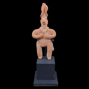 Figura de guerreiro em pé, de cerâmica pré-colombiana de Colima, ídolo de corpo inteiro datado entre 200 a.C. e 250 d.C., México Ocidental, arte mesoamericana.