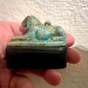 Uiterst ZELDZAME, oud-Egyptische faience-amulet van een liggende leeuw Maahes, laat-dynastieke periode, circa 332 v.Chr. Liggend als een sfinx op de sokkel afbeelding 4