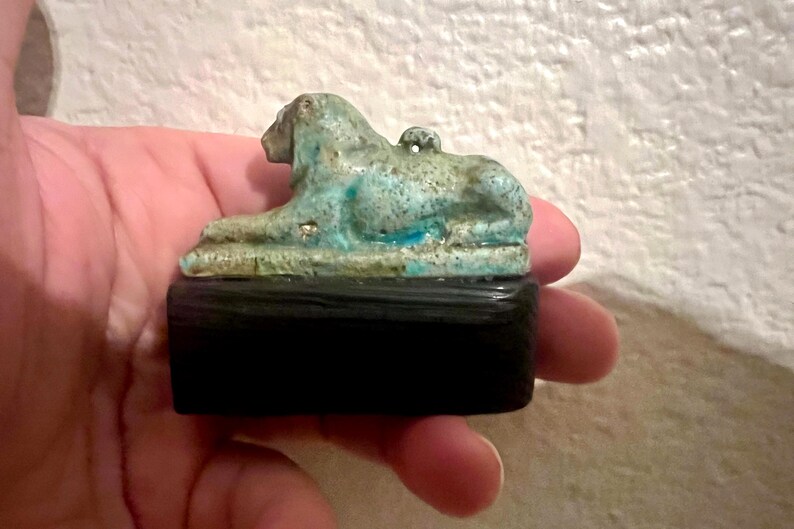 Uiterst ZELDZAME, oud-Egyptische faience-amulet van een liggende leeuw Maahes, laat-dynastieke periode, circa 332 v.Chr. Liggend als een sfinx op de sokkel afbeelding 4