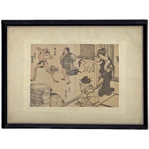 Op de afbeelding: Een ingelijste Japanse houtsnede die een sc&egrave;ne afbeeldt met verschillende figuren, waaronder een rennende man, een vrouw en een hond. Het kunstwerk is in zwart-wit, met een zwart frame en een cr&egrave;mekleurige passe-partout.