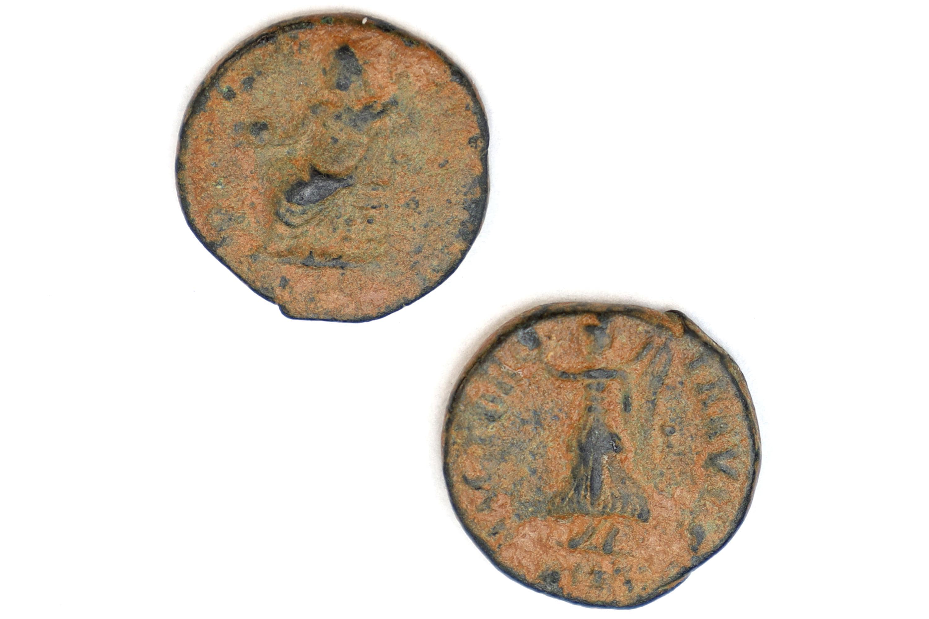 古代ローマのコイン、マクシミヌス 2 世ダイア皇帝、ヌムス銅貨、紀元 