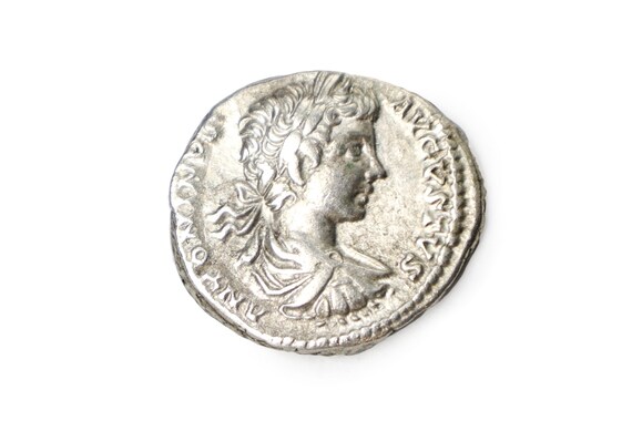 古代ローマ帝国 紀元3世紀。カラカラ帝時代の銀貨デナリウス、太陽