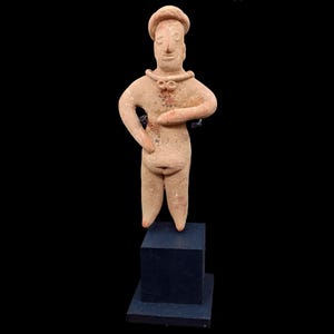 Figura feminina em pé, de corpo inteiro, em cerâmica pré-colombiana de Colima, datada entre 100 a.C. e 250 d.C., México Ocidental, arte mesoamericana.
