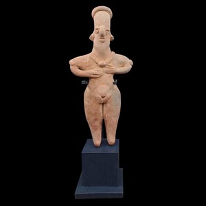 Figura feminina em pé, de corpo inteiro, em cerâmica pré-colombiana de Colima, datada entre 100 a.C. e 250 d.C., México Ocidental, arte mesoamericana.