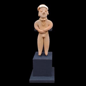 Antiga figura masculina em pé, feita de cerâmica pré-colombiana de Colima, ídolo de corpo inteiro, datada entre 200 a.C. e 250 d.C., México Ocidental, arte mesoamericana.