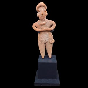 Figura de corpo inteiro em cerâmica pré-colombiana de Colima, representando uma figura vestida em pé, datada entre 200 a.C. e 250 d.C., México Ocidental, arte mesoamericana.