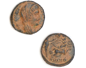 Moneda de bronce de la Antigua Roma, emisión póstuma de Constantino I, La cuadriga, siglo IV d. C., Numismática y objetos de colección históricos.