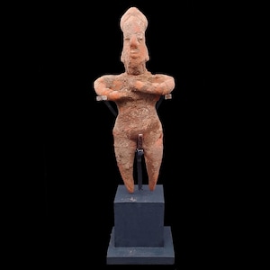 Figura masculina em pé, de corpo inteiro, em cerâmica pré-colombiana de Colima, datada entre 100 a.C. e 250 d.C., México Ocidental, arte mesoamericana.