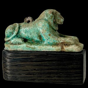 Uiterst ZELDZAME, oud-Egyptische faience-amulet van een liggende leeuw Maahes, laat-dynastieke periode, circa 332 v.Chr. Liggend als een sfinx op de sokkel afbeelding 5
