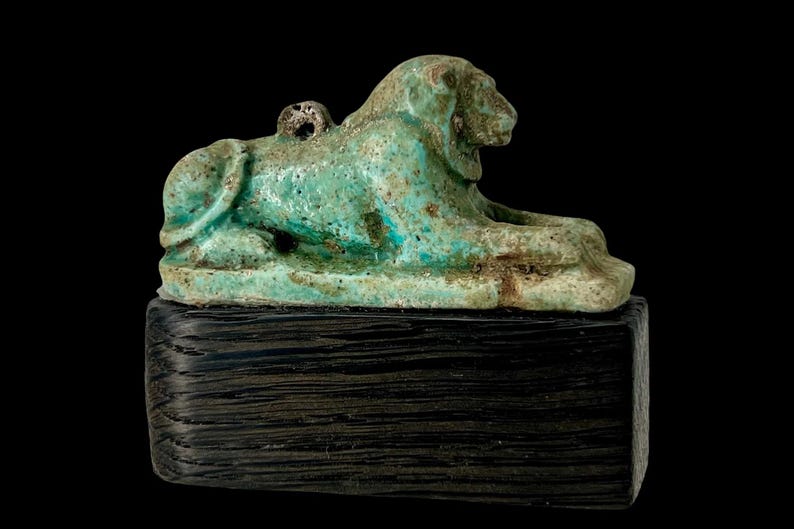 Uiterst ZELDZAME, oud-Egyptische faience-amulet van een liggende leeuw Maahes, laat-dynastieke periode, circa 332 v.Chr. Liggend als een sfinx op de sokkel afbeelding 5