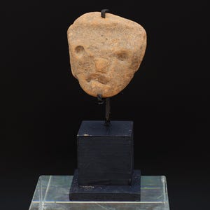 Figura de cabeza huasteca antigua, circa 300 d.C., estilo de la zona del río Pánuco, figura de ídolo de cerámica precolombina de Veracruz sobre pedestal, México prehispánico